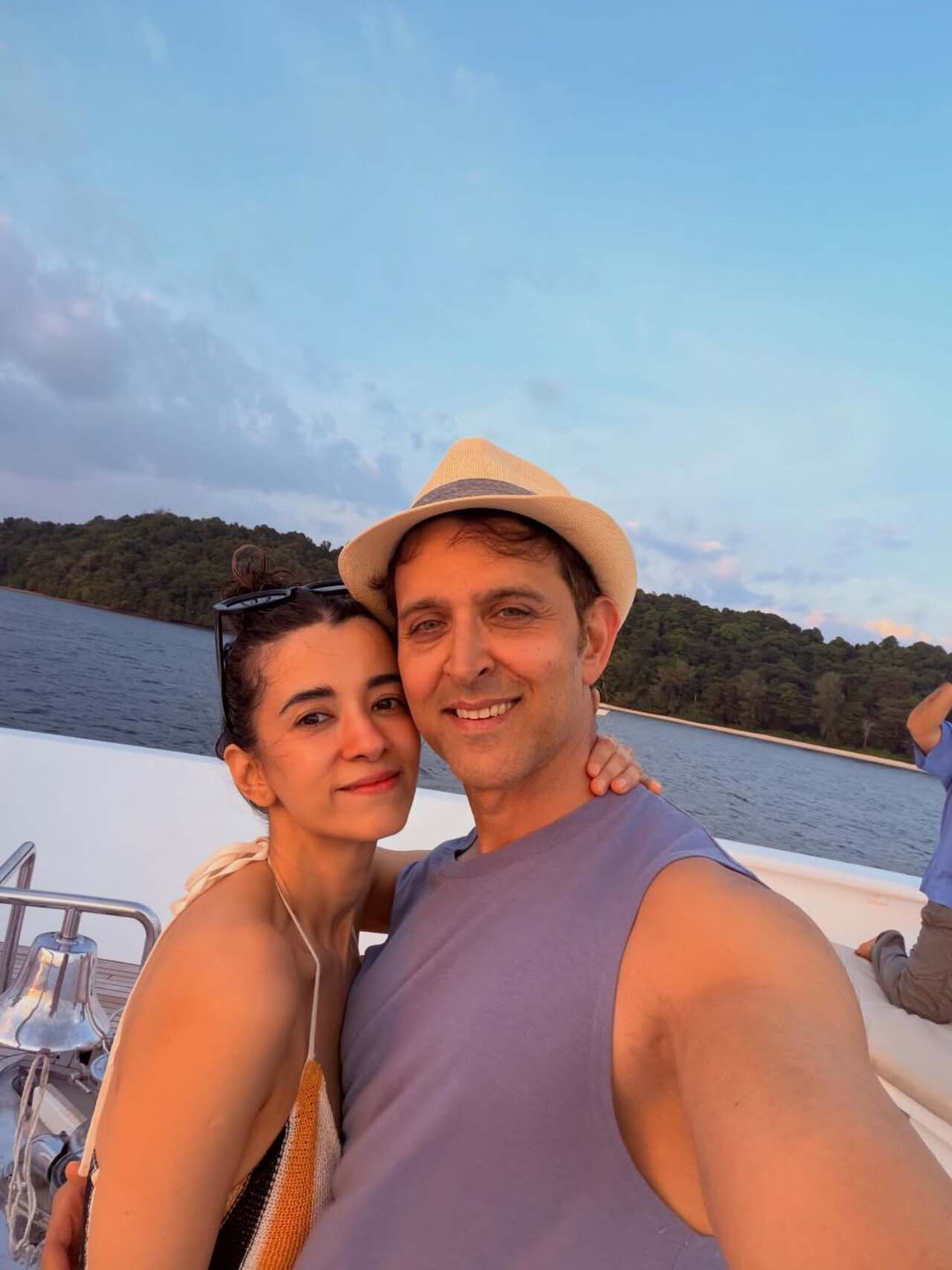 Hrithik clicks a selfie with girlfriend and actress Saba Azad